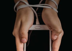 وابستگی به موبایل: بررسی عمیق پدیده نُمُوفوبیا