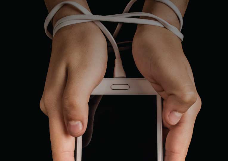 وابستگی به موبایل: بررسی عمیق پدیده نُمُوفوبیا